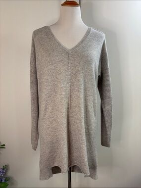 Splendid Light Gray V-Neck 100% Cashmere Sweater L